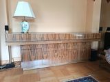 un parquet en bois massif dans un salon, avec une lampe posée dessus