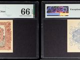 Trois types différents de timbres sont exposés dans une vitrine.