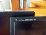 deux ordinateurs portables posés sur une table