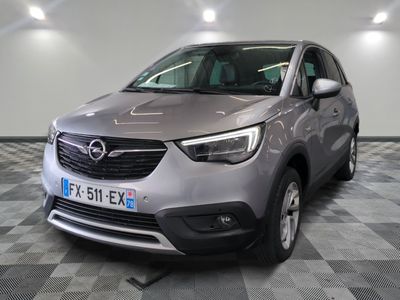Une voiture de luxe Opel garée dans un showroom au sol en damier