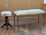 un petit banc et un petit tabouret posés sur un plancher en bois