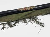 un stylo noir et doré avec un capuchon vert