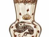 une image représentant un vase en verre orné d'un motif de tigre
