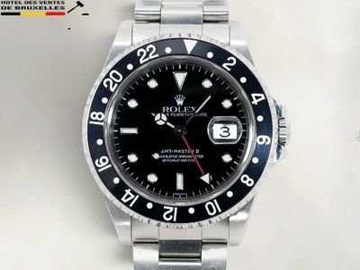 une montre Rolex posée sur une table