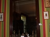 un miroir et une horloge posés sur la cheminée d'une pièce