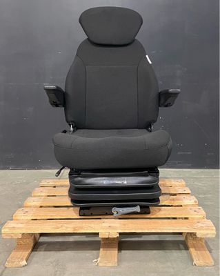 une chaise de bureau noire posée sur une palette en bois