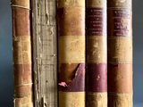 plusieurs vieux livres sont empilés sur une table