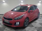 la voiture rouge est garée sur un sol en damier dans le garage