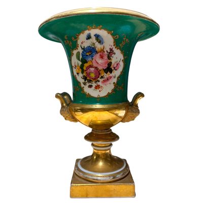 Vase en porcelaine blanche et or A décor de deux médaillions…