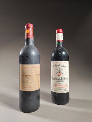 deux bouteilles de vin posées l'une à côté de l'autre sur une table