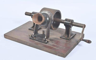 une petite machine posée sur une table