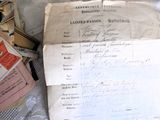 une pile de vieux papiers posée sur un lit