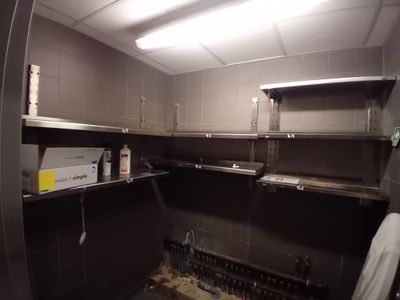 une photo d'une cuisine avec de nombreuses étagères