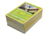 une pile de cartes Pokémon empilées les unes sur les autres