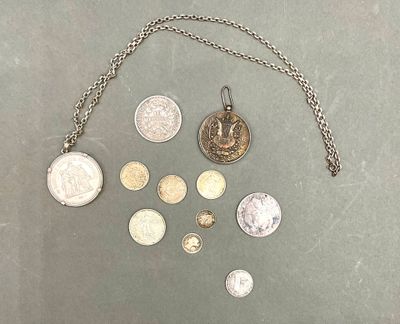 beaucoup de pièces qui traînent sur la table