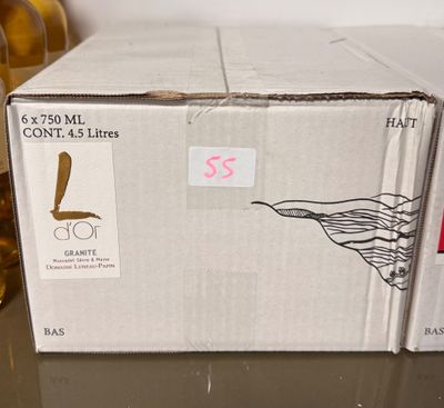 une boîte posée sur une table à côté de quelques bananes