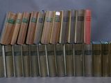 plusieurs livres sont empilés sur une table