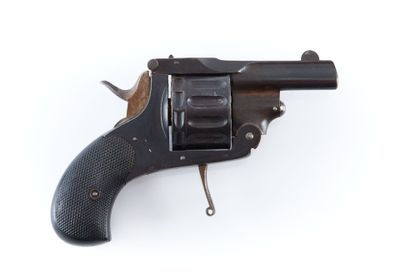 un gros plan d'un revolver posé sur une surface blanche, avec un fond blanc