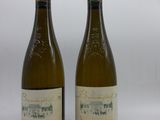 deux bouteilles de vin blanc posées l'une à côté de l'autre sur une table