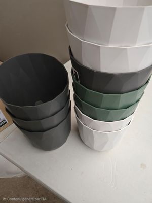 une pile de tasses posées les unes à côté des autres sur une table
