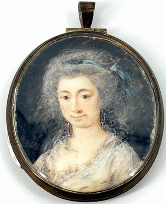 portrait d'une femme en robe blanche, avec un ruban bleu autour du cou