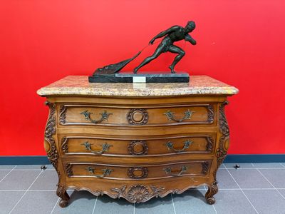 Commode tombeau en bois naturel, décor sculpté de coquilles,…
