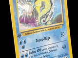 Au dos de la carte Pokémon, il y a l'image d'un dragon.
