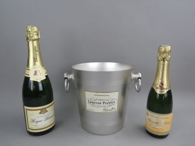 trois bouteilles de champagne dans un seau en argent et deux bouteilles de champagne dans un seau en argent