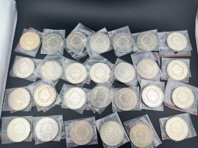 beaucoup de pièces d'argent et d'or dans une boîte
