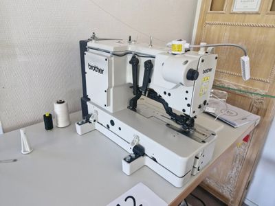 une image représentant une machine à coudre posée sur une table
