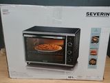emballage pour four à micro-ondes posé sur une table, contenant une pizza