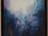 tableau représentant une œuvre abstraite bleue et blanche accrochée à un mur