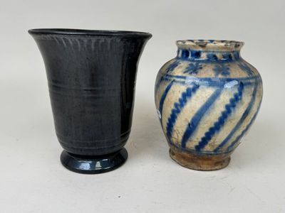deux vases posés l'un à côté de l'autre sur une table