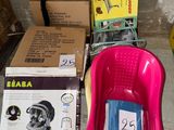 une baignoire rose posée par terre à côté d'une boîte