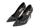une paire d'escarpins à pois noirs et blancs