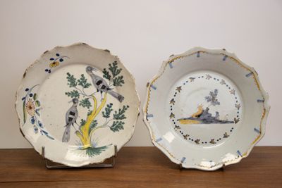 Deux assiettes en faïence XVIII° à décor d'oiseaux.
