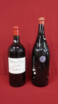 deux bouteilles de vin posées l'une à côté de l'autre sur une surface rouge