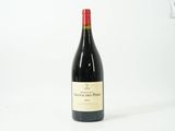 une bouteille de vin posée sur une table