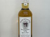 deux bouteilles de whisky posées côte à côte sur un plan de travail