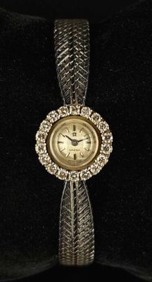 une montre-bracelet de femme ornée de diamants