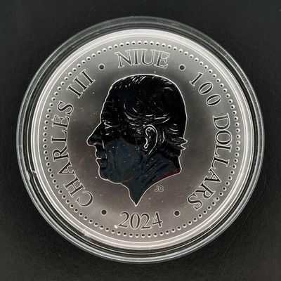 Gros plan sur une pièce de monnaie portant le visage d'un homme