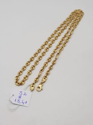 une chaîne plaquée or à laquelle est accrochée une médaille