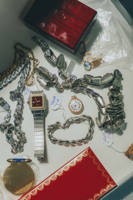 une table sur laquelle sont posés des bijoux
