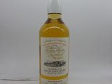 une bouteille de whisky posée sur une surface blanche