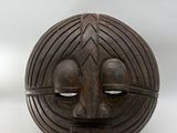 une image d'un masque en bois sur fond blanc