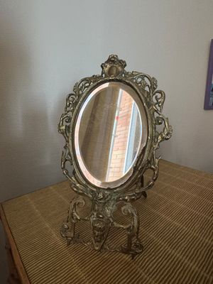 un miroir posé sur une table devant un mur