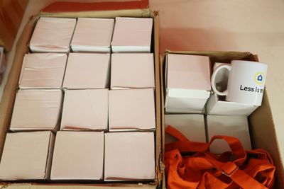 une boîte remplie de carreaux roses et blancs et une tasse à café