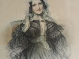une vieille photo d'une femme portant un bonnet et une robe