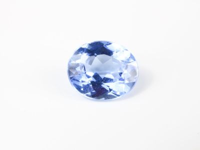 un saphir bleu sur fond blanc