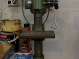 une machine posée sur une table dans une pièce